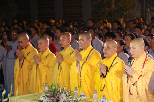 Xúc động đêm Vu Lan tìm về tại chùa Bà Đa