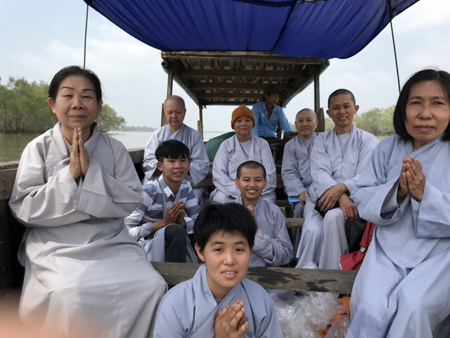 Chùa Bảo Hải phát quà từ thiện